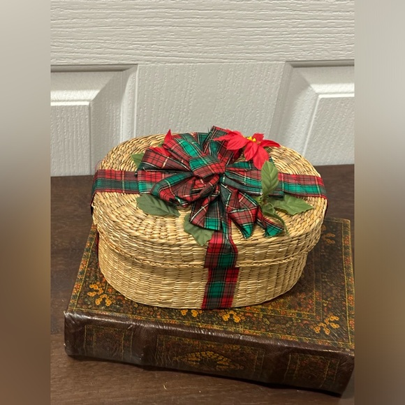 Vintage Woven Christmas Gift Box Basket With Lid Oval Red 6x5” Ribbon - Picture 9 of 10